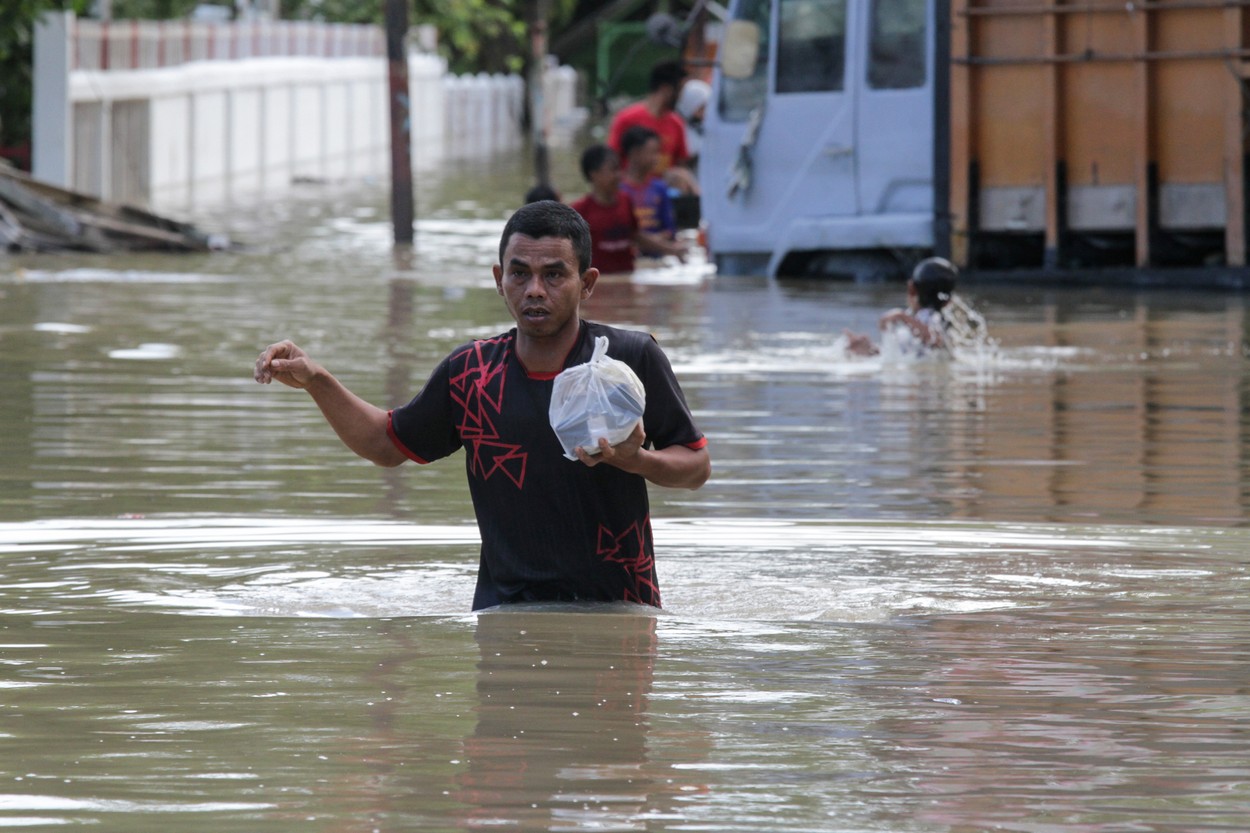 Doi copii au murit și zeci de mii de persoane au fost evacuate din cauza inundațiilor din Indonezia