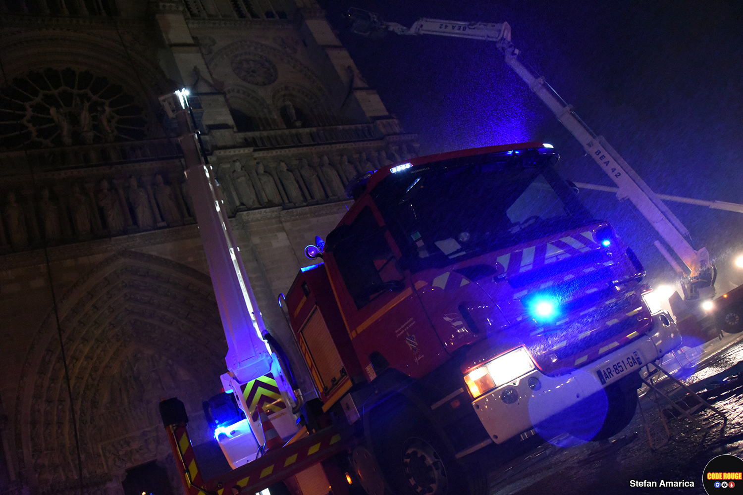 Incendiul de la Notre Dame, prin ochii unui voluntar român care i-a însoțit toată noaptea pe pompierii francezi: ”Oameni căzuți în genunchi se rugau, alții erau stană de piatră, cu fețele scăldate în lacrimi”