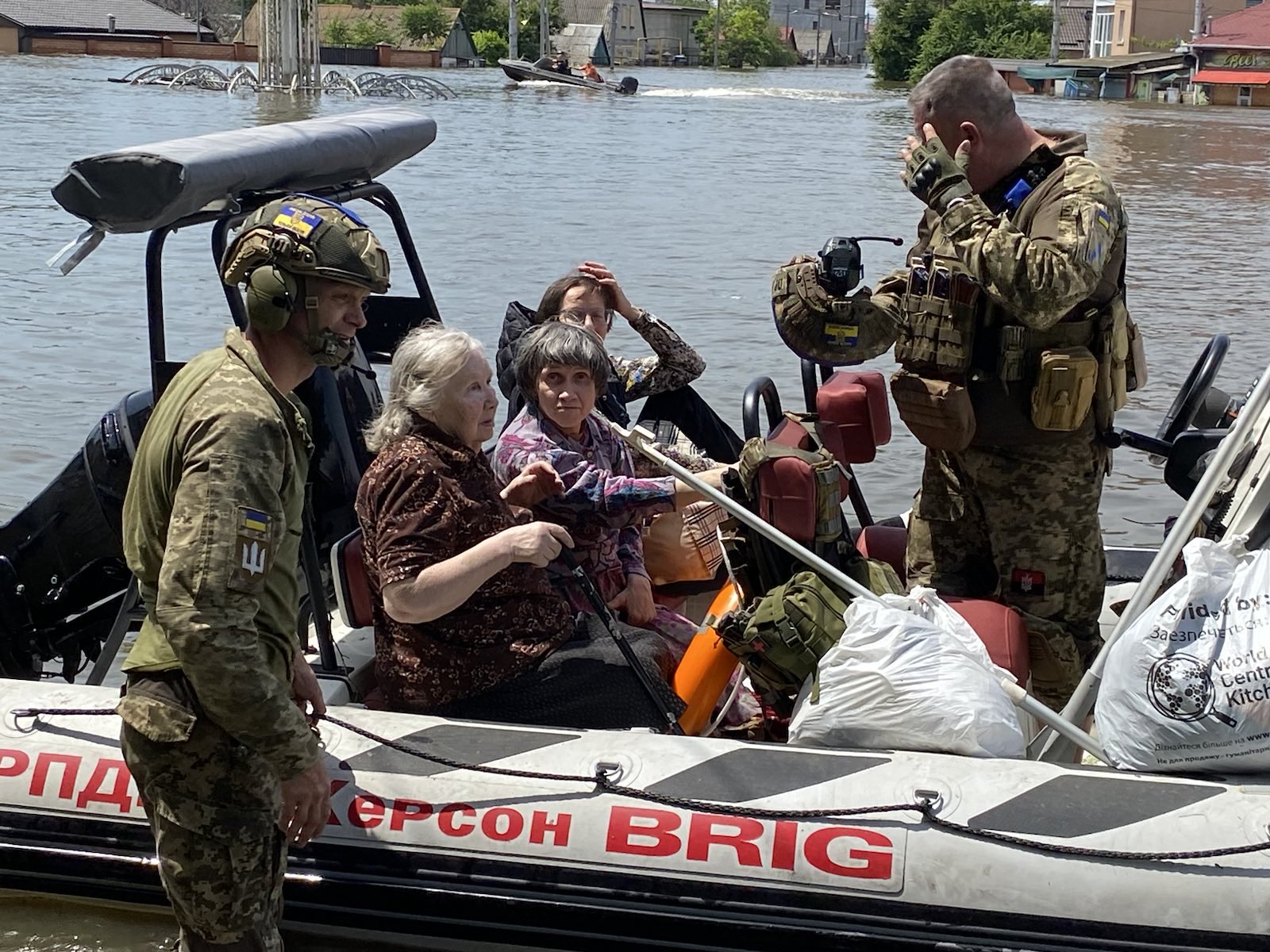 EXCLUSIV. Voluntar ucrainean vorbește pentru publicul Libertatea din mijlocul inundațiilor: „Rușii au bombardat centrul de evacuare, abia plecasem de acolo”