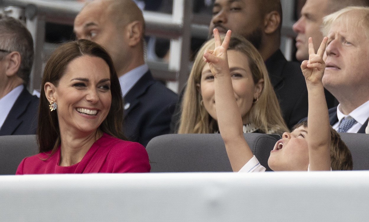FOTO. Trăsnăile prințului Louis al Marii Britanii au confiscat toată atenția la parada finală a Jubileului de Platină al reginei Elisabeta a II-a. Nimeni nu l-a putut cuminți