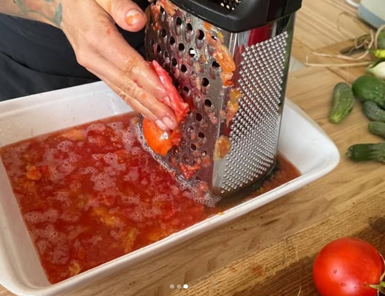 Imagini cu solarul pentru legume al lui Dragoș Bucur și al Danei Nălbaru. Ce au făcut cu roșiile care s-au copt: „Sunt multe, mulțumim lui Dumnezeu”
