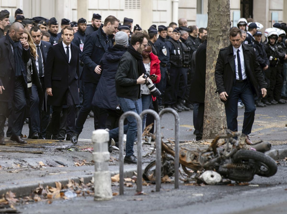 Emmanuel Macron a vizitat Arcul de Triumf din Paris, care a fost vandalizat de protestatari