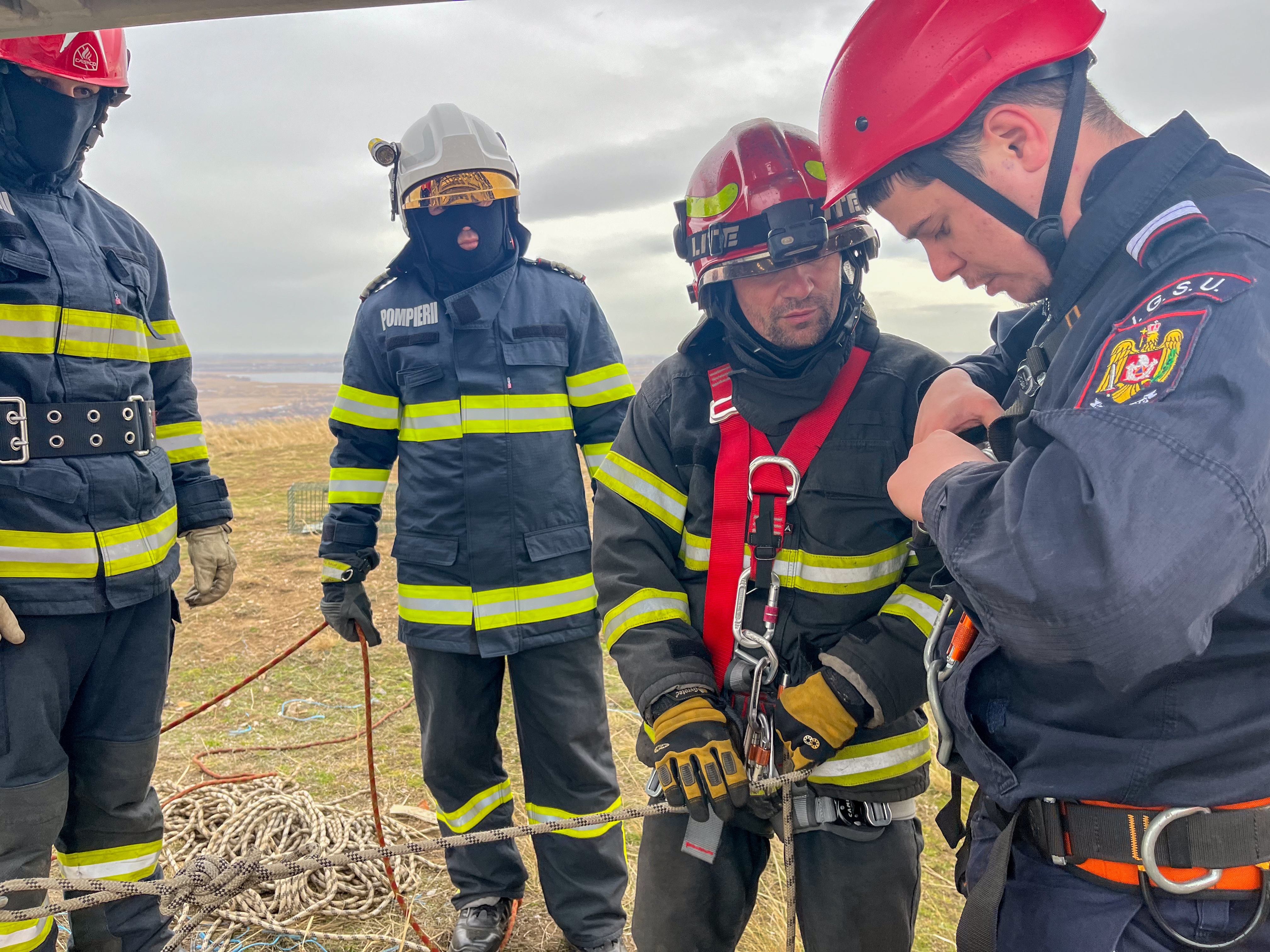 Un câine căzut într-o groapă de 30 de metri a fost salvat după trei zile de pompierii din Tulcea. VIDEO