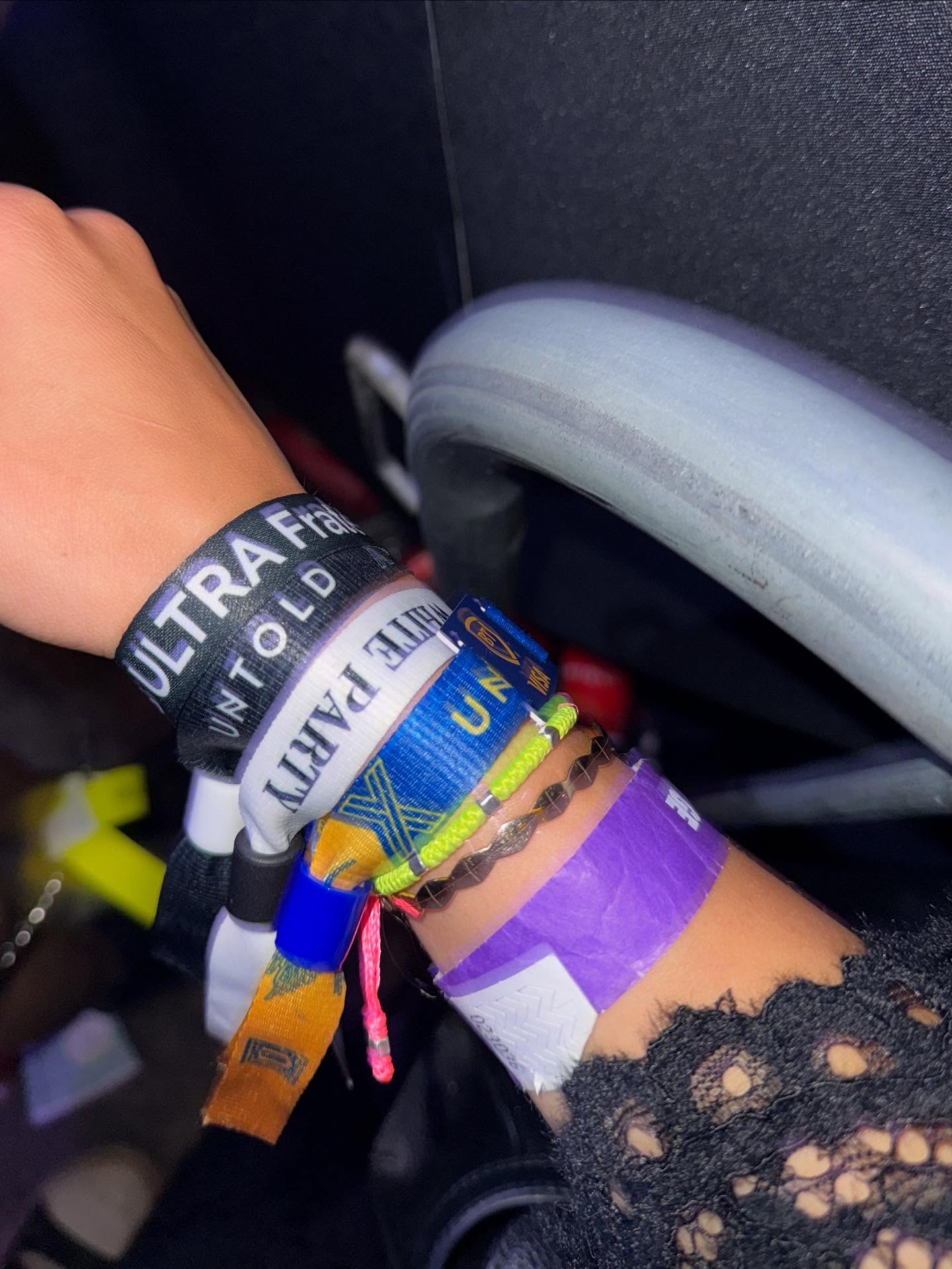 Cum a apărut îmbrăcată Alexia Eram la festivalul UNTOLD 2025. A atras toate privirile cu rochia transparentă, din dantelă