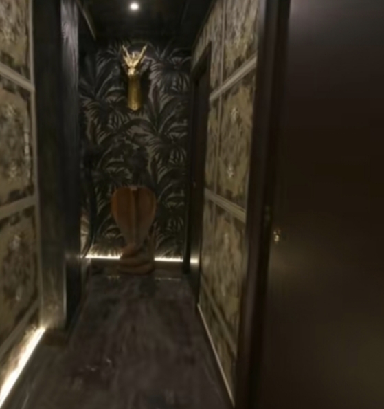 Imagini din casa Prințului Marco și a Biancăi Ghiurcă de la „Insula iubirii”. Ceas de perete Rolex, tapet Gucci și perne Hermès