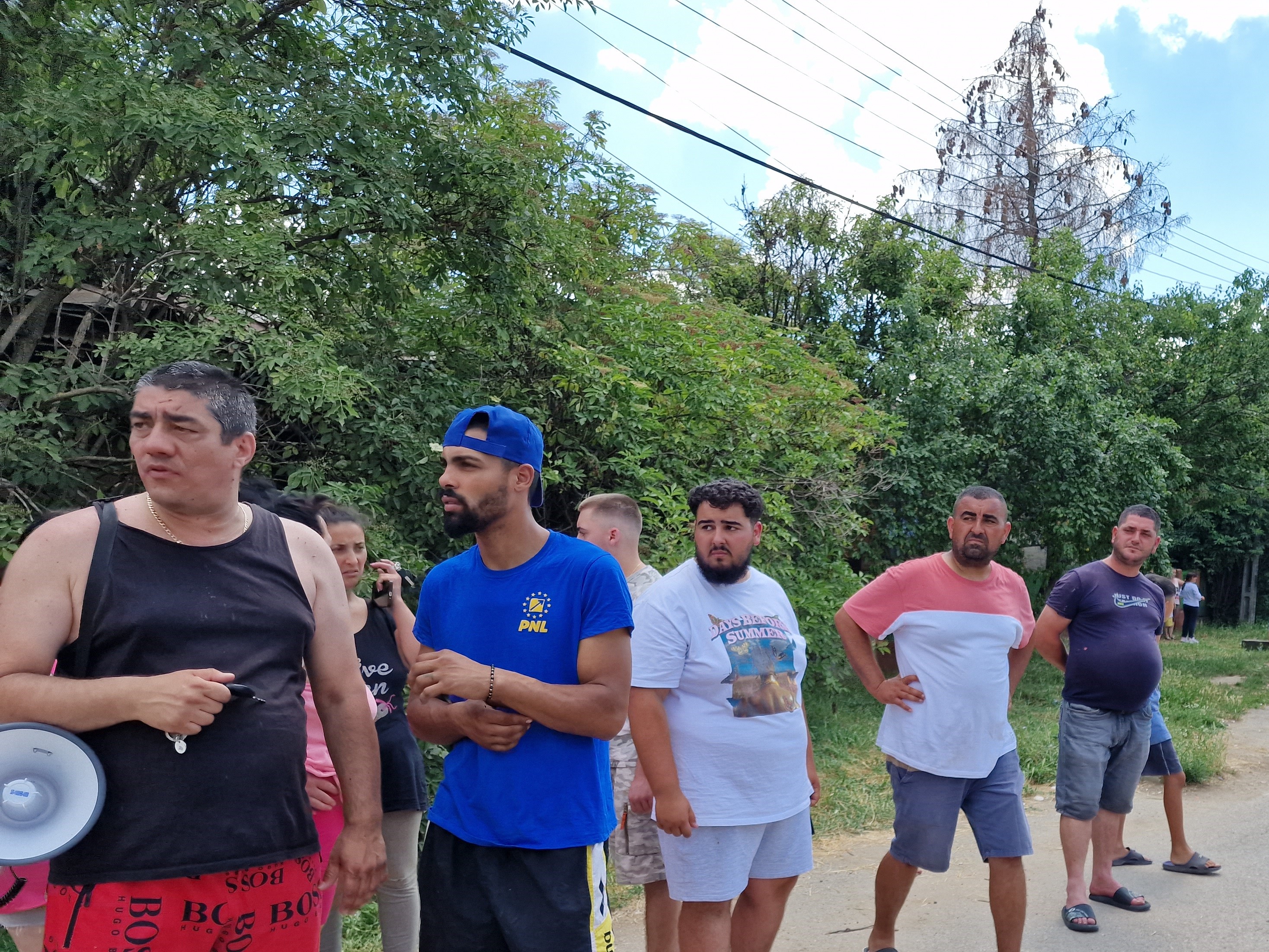 REPORTAJ Lacrimogene de campanie în Mihăilești, Giurgiu: polițiști înarmați și jandarmi au venit să oprească un protest față de primar