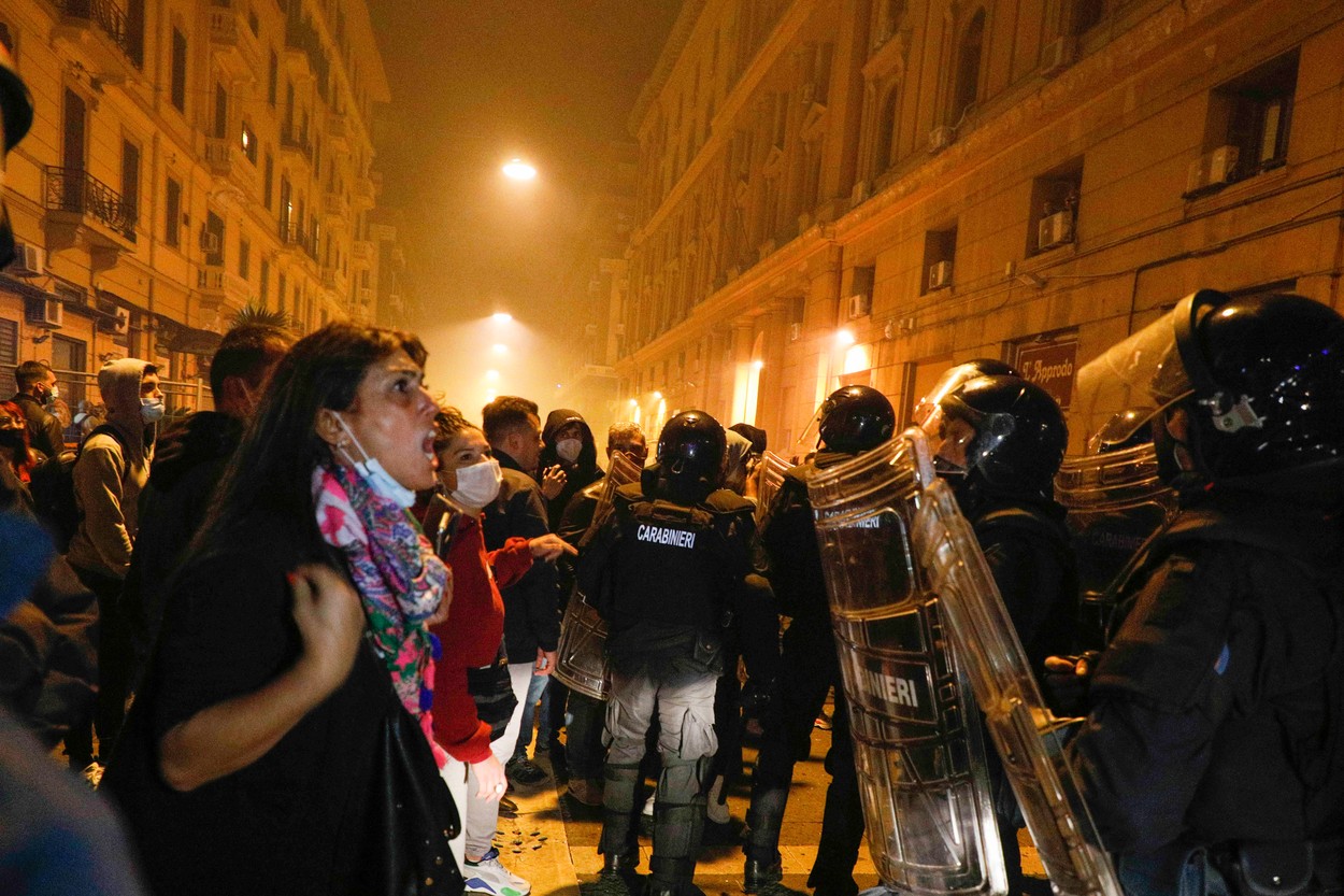 VIDEO | Lupte de stradă la Napoli între protestatari și forțele de ordine din cauza măsurilor anti-COVID luate de autorități