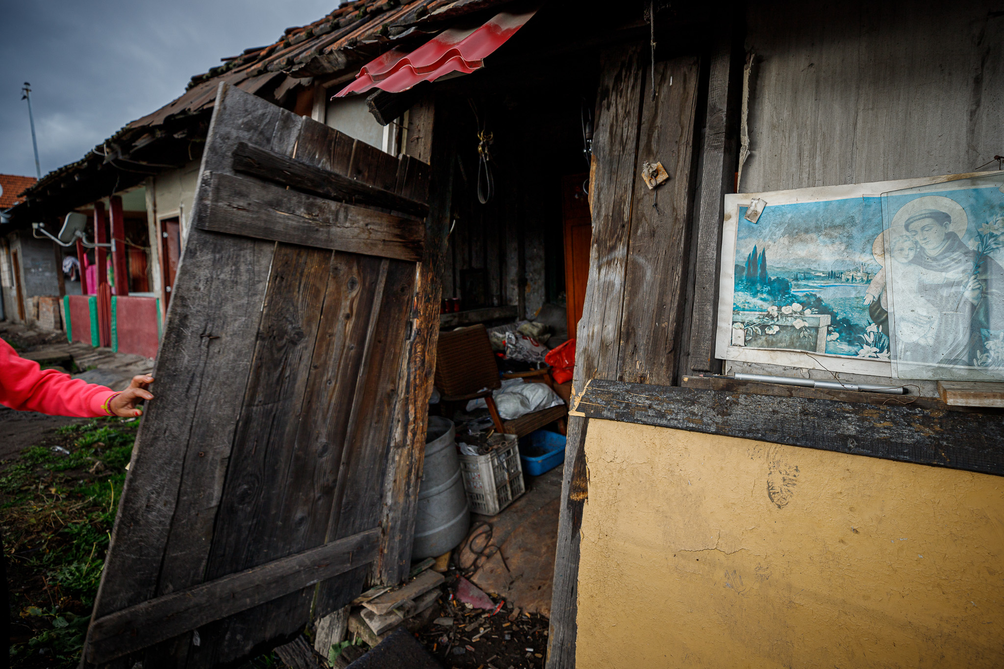 Colonia Bosnia, Petroșani. În cea mai săracă zonă din Valea Jiului, oamenii cer un singur lucru de la conducători: „Să ne dea și nouă pubele!”﻿