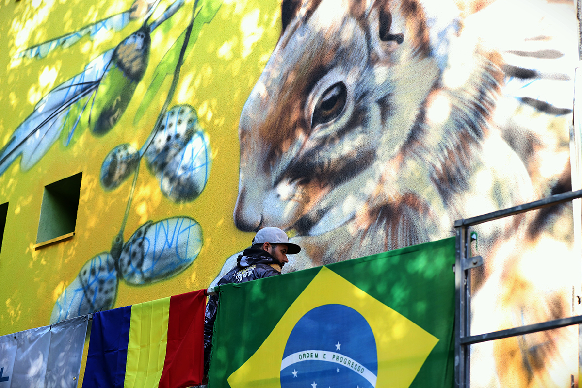 Fotbalistul Vinícius, pictură murală uriașă în centrul Bucureștiului. „Blocul acesta începe să devină faimos”. Lucrarea este realizată de un artist brazilian celebru