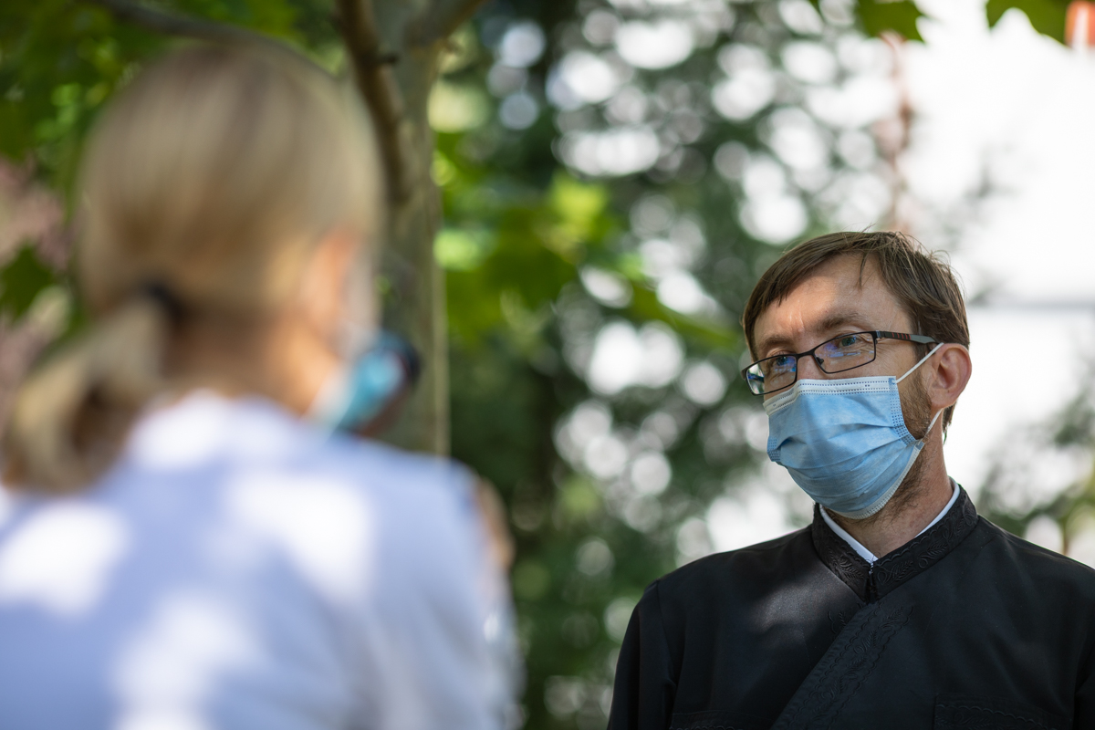 Preotul care îi învață alfabetul pe deținuții de la Jilava și le dă teme de făcut în celulă. „Daniel scrie cel mai frumos, așa îmi pare mie”