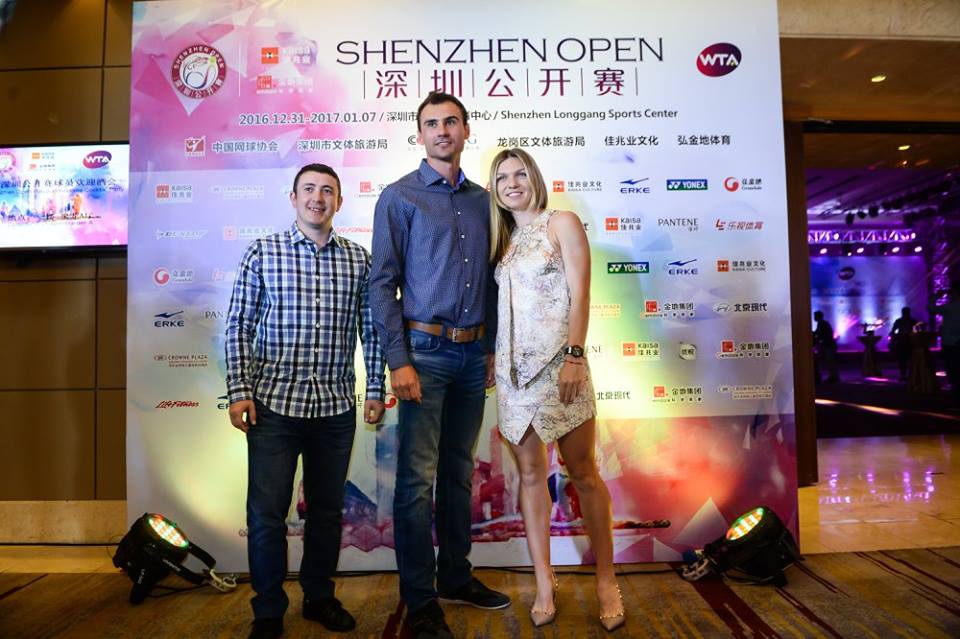 Aventura Simonei Halep la turneul de la Shenzhen în imagini. Afară a zâmbit, pe teren s-a chinuit / GALERIE FOTO & VIDEO