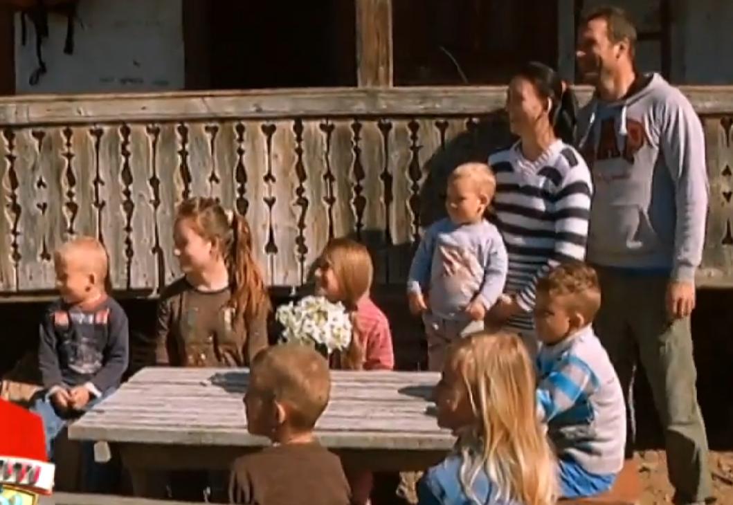 O familie ajutată de vedete în emisiunea „Poftiți pe la noi! Poftiți și dăruiți” a recurs la un gest şocant!