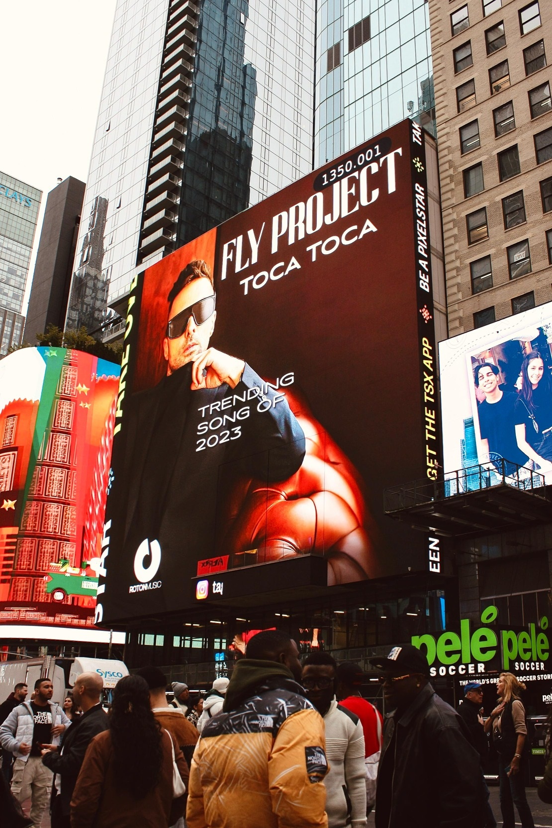 Tudor de la Fly Project, într-o imagine pe panourile din Times Square, în New York. Ce declară artistul: „Muzica poate trece orice barieră”