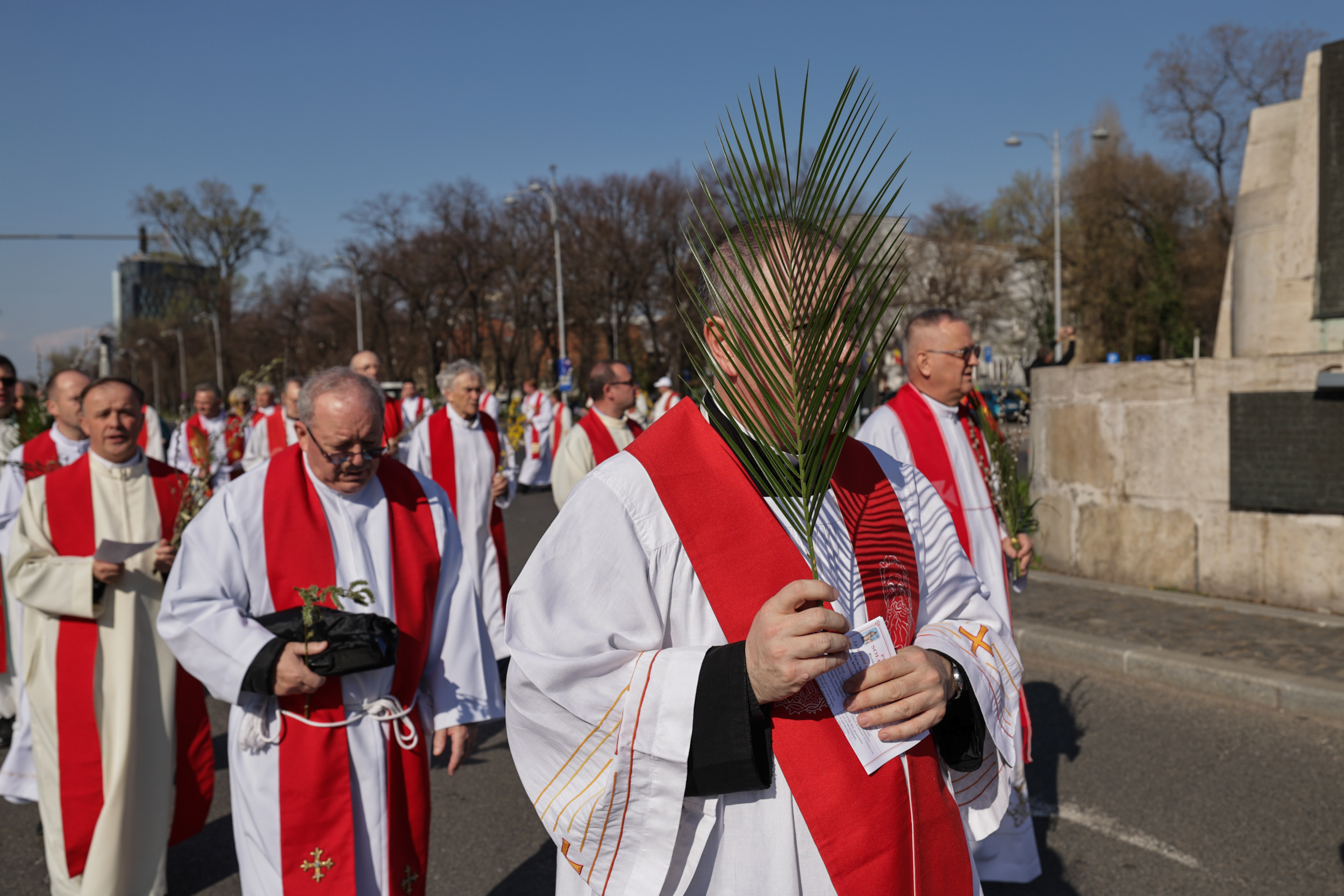 Catolicii au sărbătorit Floriile. Imagini de la procesiunea religioasă din București, care a dus la restricții în trafic