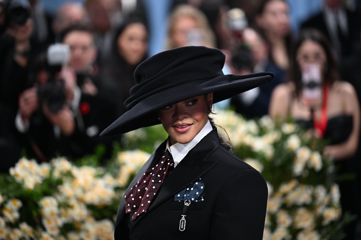 Rihanna e însărcinată cu al treilea copil cu A$AP Rocky. Cum a apărut îmbrăcată la Met Gala 2025, unde tema a fost dedicată modei masculine