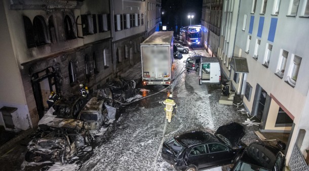 VIDEO | Un șofer de TIR a distrus 34 de mașini, a incendiat o casă și a rănit trei oameni, în centrul unui oraș german: „Parcă a căzut o bombă”