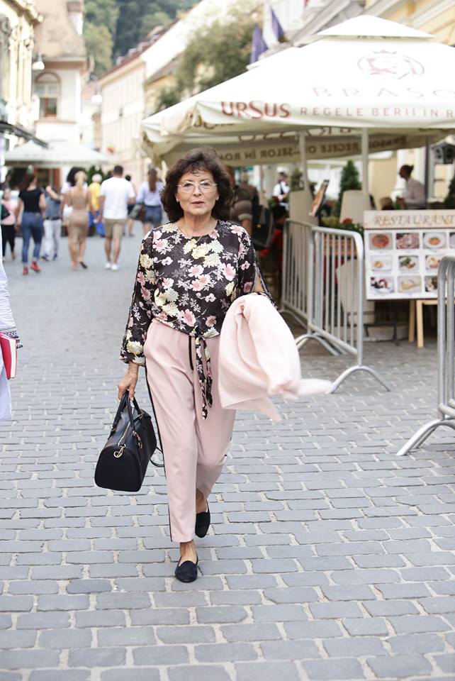 Prima câștigătoare din România a Cerbului de Aur arată senzațional la 72 de ani. Luminița Dobrescu, o apariție de zile mare pe străzile din Brașov | FOTO