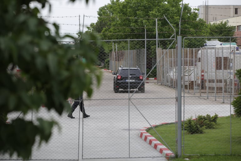VIDEO / Liviu Dragnea a fost încarcerat la Penitenciarul Rahova. S-a aruncat cu hârtie igienică spre el când a ajuns acolo. Anunțul poliției