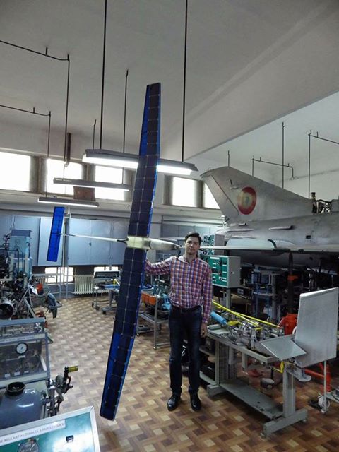 Un student din Craiova a inventat avionul care zboară nonstop. Prototipul revoluționar este alimentat cu baterii solare