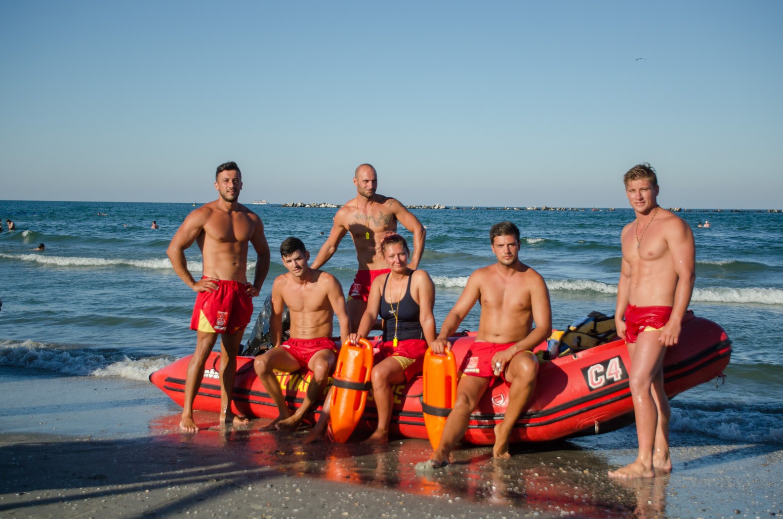 Criză de «salvatoare» pe litoral! Ea e singura fată - salvamar din Mamaia