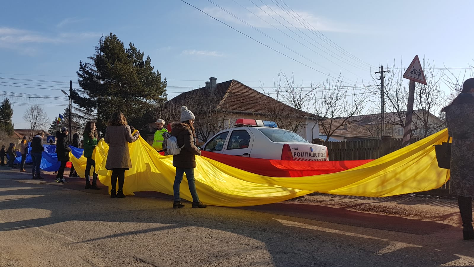 FOTO/ Tricolor de 200 de metri confecționat de elevii unei comune din Buzău, purtat pe străzi de Ziua Națională