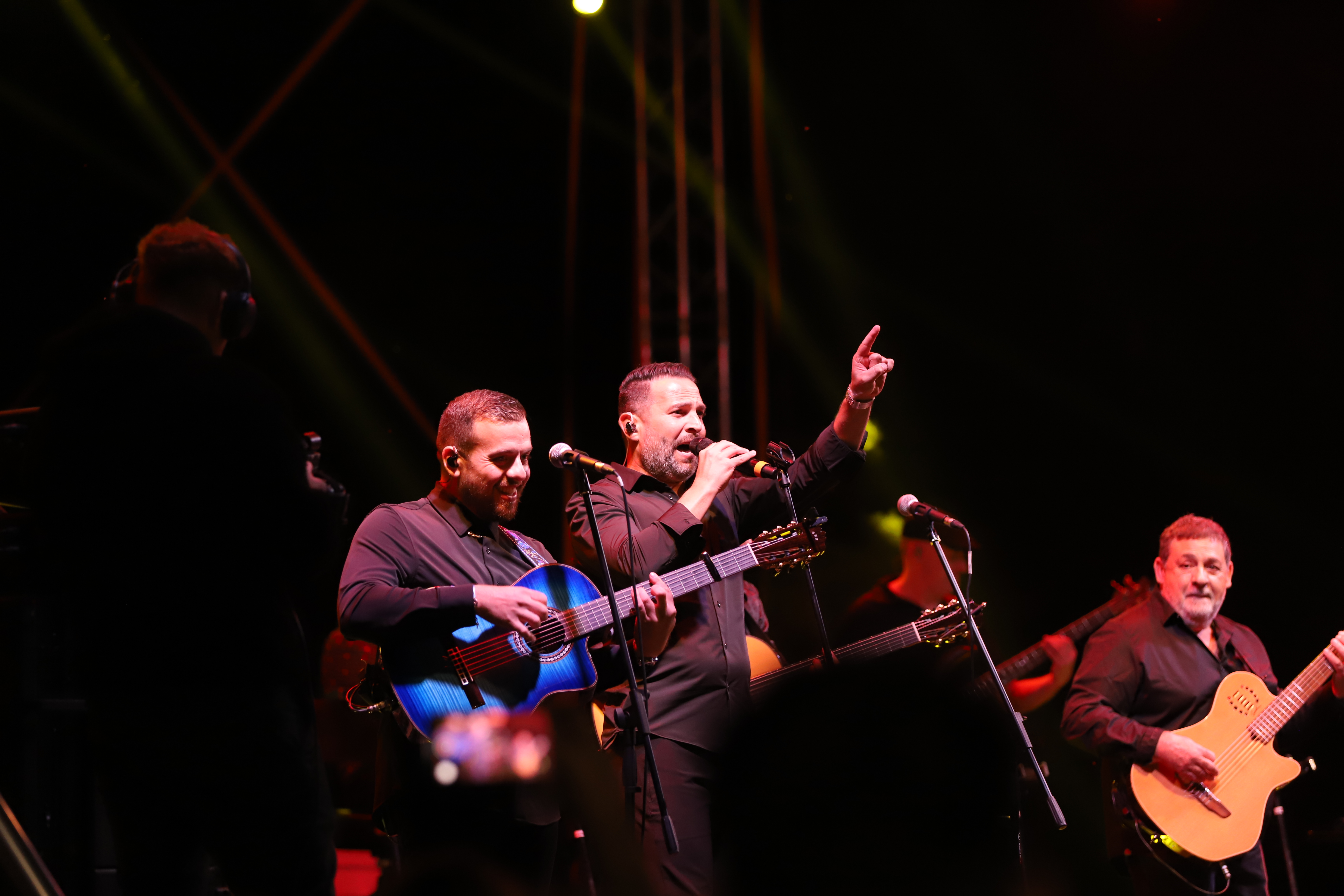 Seară latino la Festivalul Borșului Lipovenesc din Jurilovca. Concertul Gipsy Kings s-a prelungit cu un spectaculos foc de artificii: „România, I love you!” | FOTO REPORTAJ