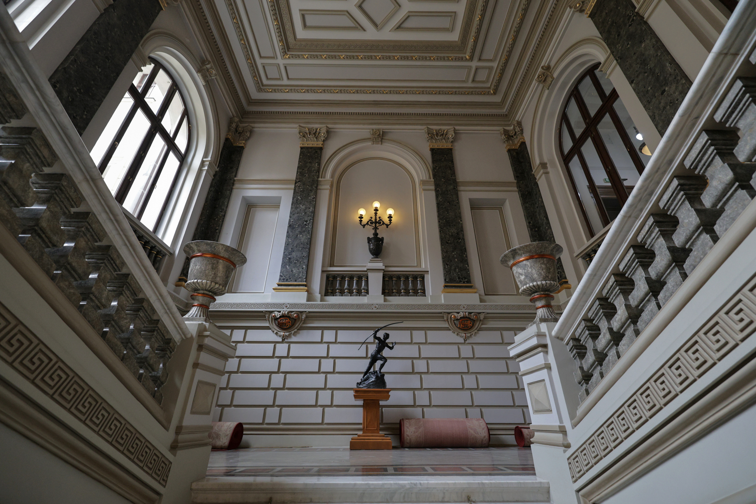 Aur de 3,8 milioane de euro, păzit cu pistoale-mitralieră Kalașnikov. Am intrat în Palatul Vechi al Băncii Naţionale din București