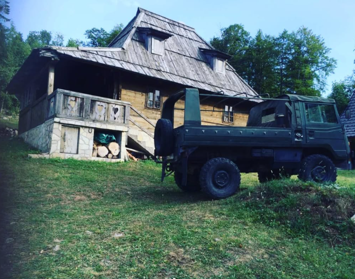 Ovo je vikendica Vuka Kostića na planini: Oženio se i dobio dete, a ovde planira da živi
