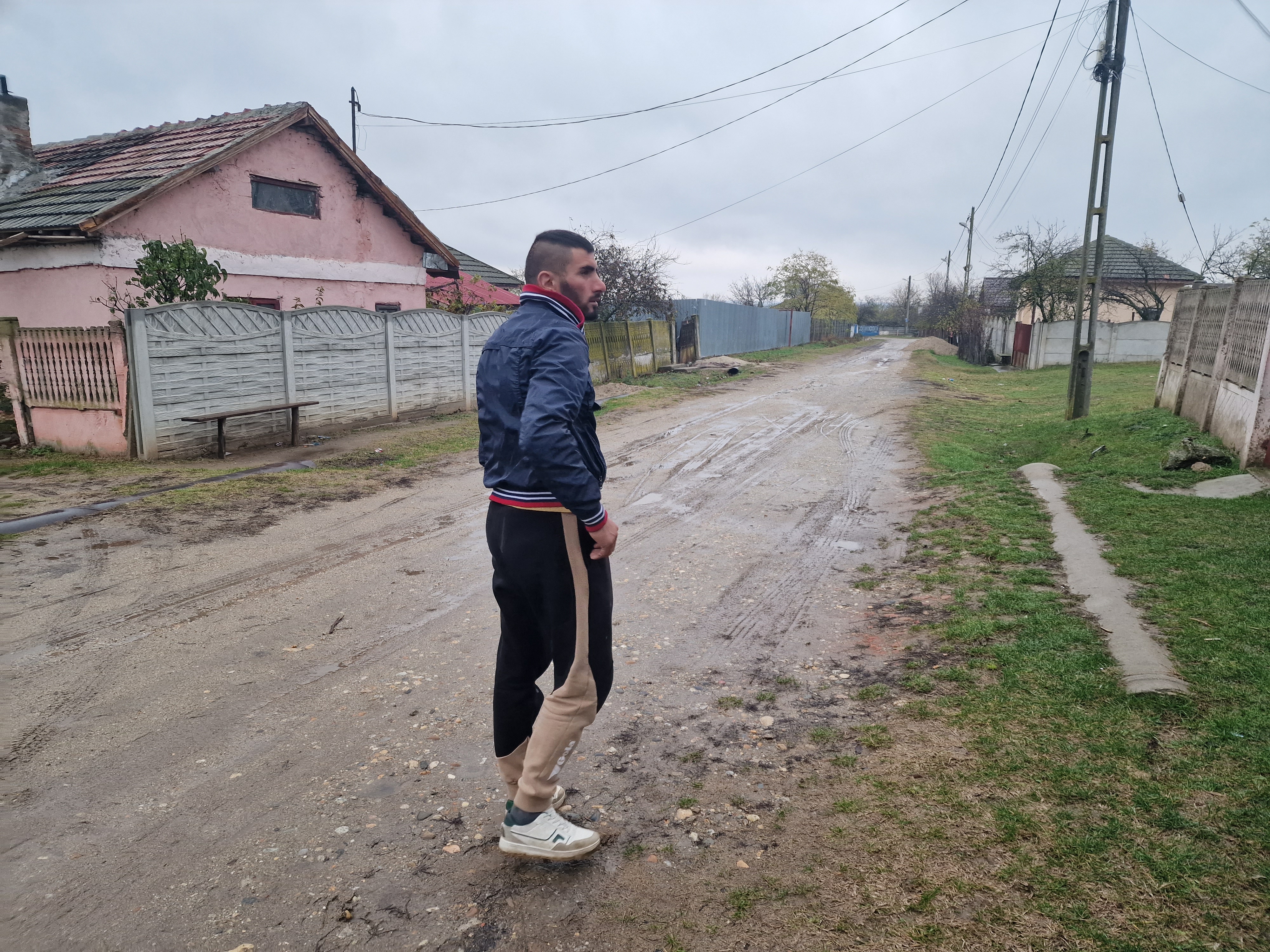 REPORTAJ. ZIUA CEA MAI LUNGĂ A LUI LAURENȚIU. Confundat cu unul dintre suspecții crimei de la Sibiu, încătușat și bătut, bărbatul din Dolj vrea acum să dea Poliția în judecată: „Mă împrumut de bani, dar nu-i las!”
