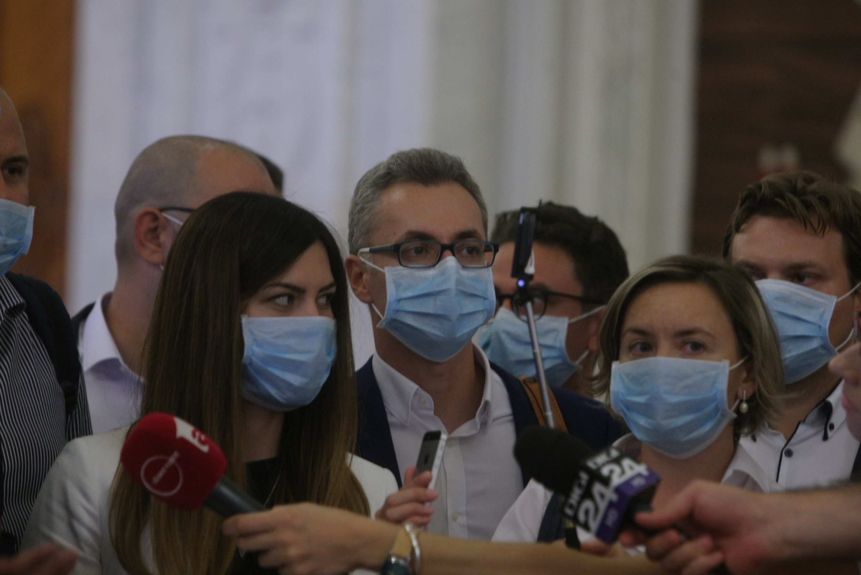FOTO. Parlamentarii USR, cu măști pe față, în plen: ”Solidaritate cu zecile de mii de români gazaţi şi bătuţi în 10 august de către PSD, la ordinul lui Dragnea”