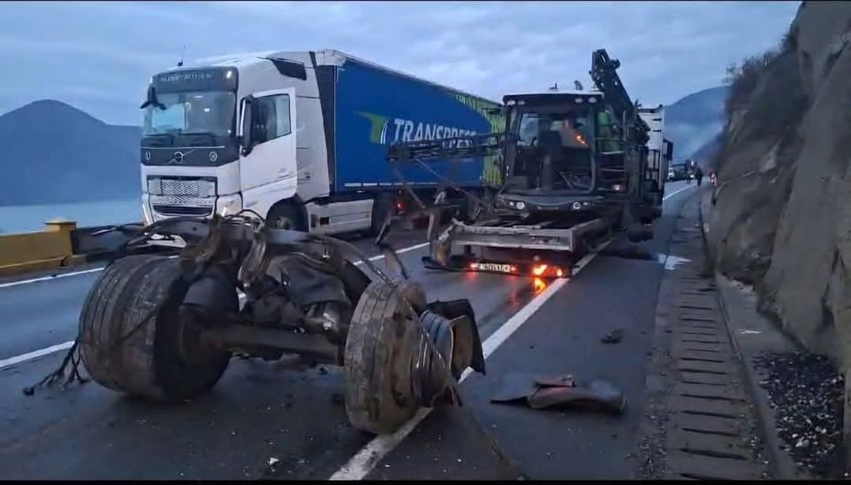 Șoferul unui TIR a murit, după ce a acroșat un utilaj agricol de pe contrasens, pe DN6, în Orșova. Trafic blocat, coadă de peste 10 kilometri