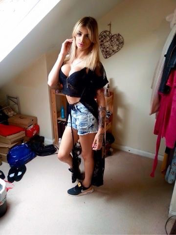 FOTO | Un model pretinde că are cei mai mari sâni din Marea Britanie
