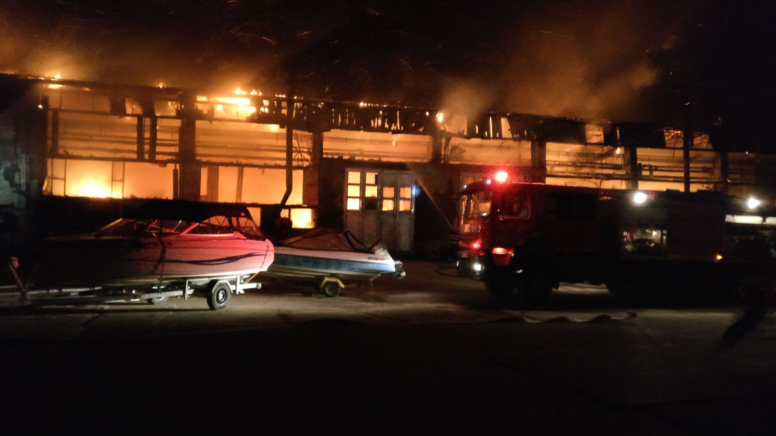 Incendiul violent la societatea de transport public din Tulcea a fost stins. „Pagubele sunt foarte mari” | FOTO&VIDEO