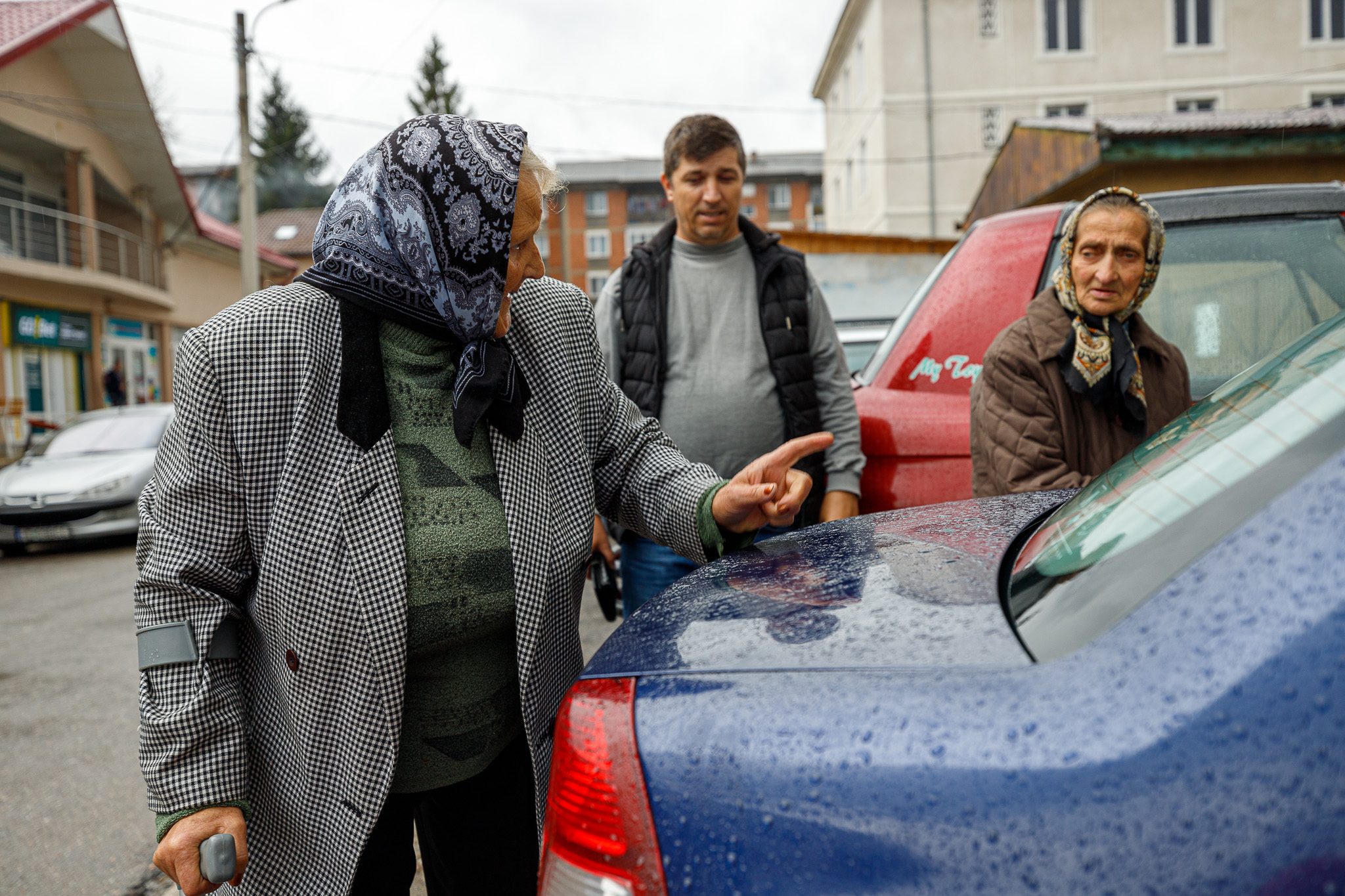 Oamenii din Lupeni au votat în cârje, supărați, fără speranță că le va fi mai bine. “Ăștia-s politicieni? Toți vor să ajungă la putere ca să își bată joc de fiecare!”