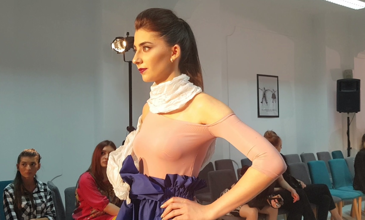 VIDEO/ Cum să ajungi designer vestimentar când nu știi să coși. Visul clădit din bucăți de material