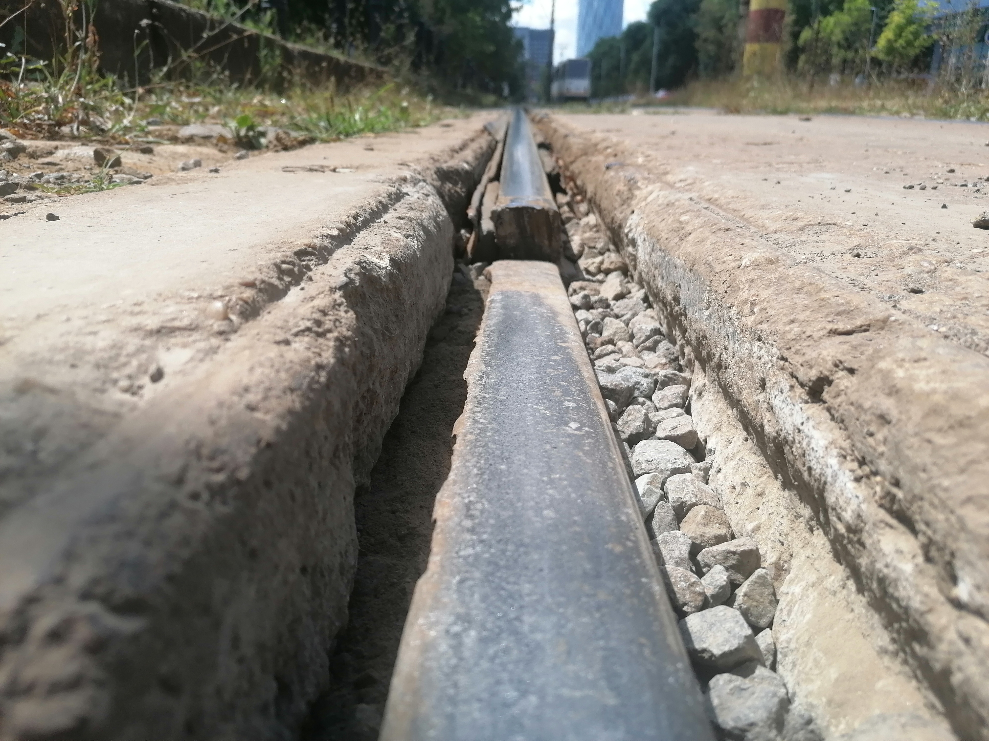 Gropi, șine rupte și segmente lipsă. Imagini cu liniile de tramvai care îi înspăimântă pe bucureștenii care vin la muncă în Pipera: „Mai bine cobor cu două stații înainte”