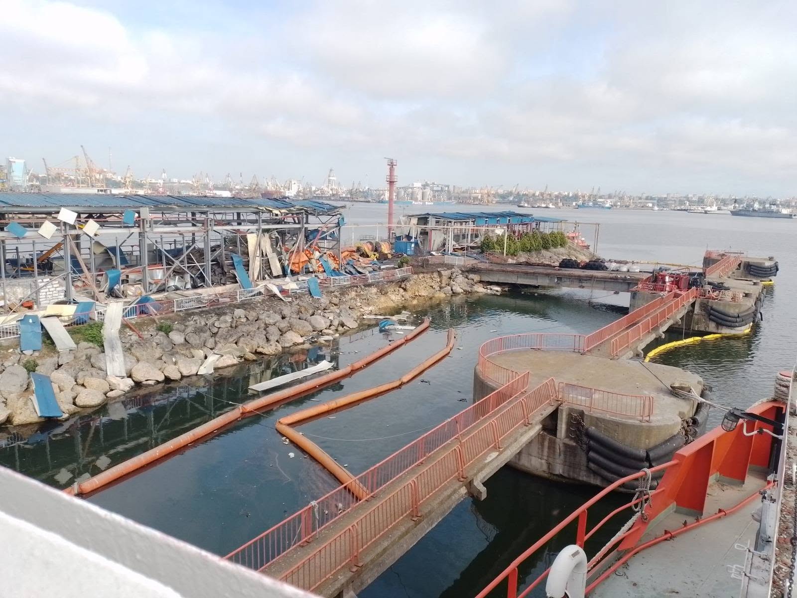 Cum arată hala ARSVOM din Portul Constanța, după explozia dronei maritime în Dana 78