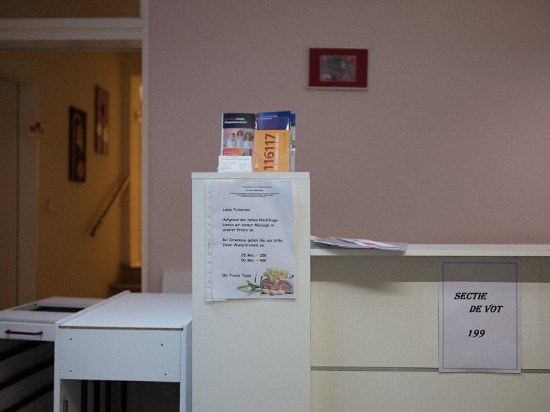 O secție de votare din Germania se află în cabinetul unui medic român! În locul paturilor și al echipamentului medical sunt cabinele de vot