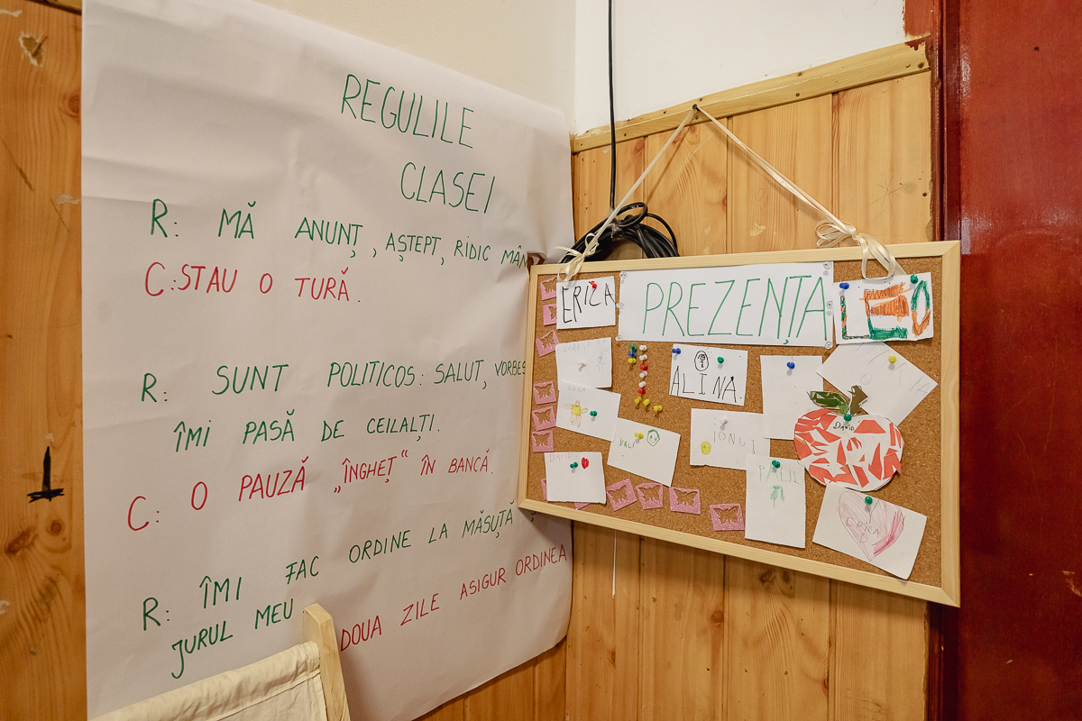 SPERANȚĂ. Într-o școală din Olt, o profesoară îi învață pe copiii cu părinți în străinătate să creadă că tinerii pot reuși și în țară: „Se pot realiza oriunde, numai să găsească oamenii potriviți”