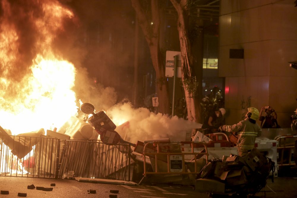 Noi violențe în Hong Kong. Zeci de mii de protestatari au sfidat interdicția impusă manifestațiilor publice