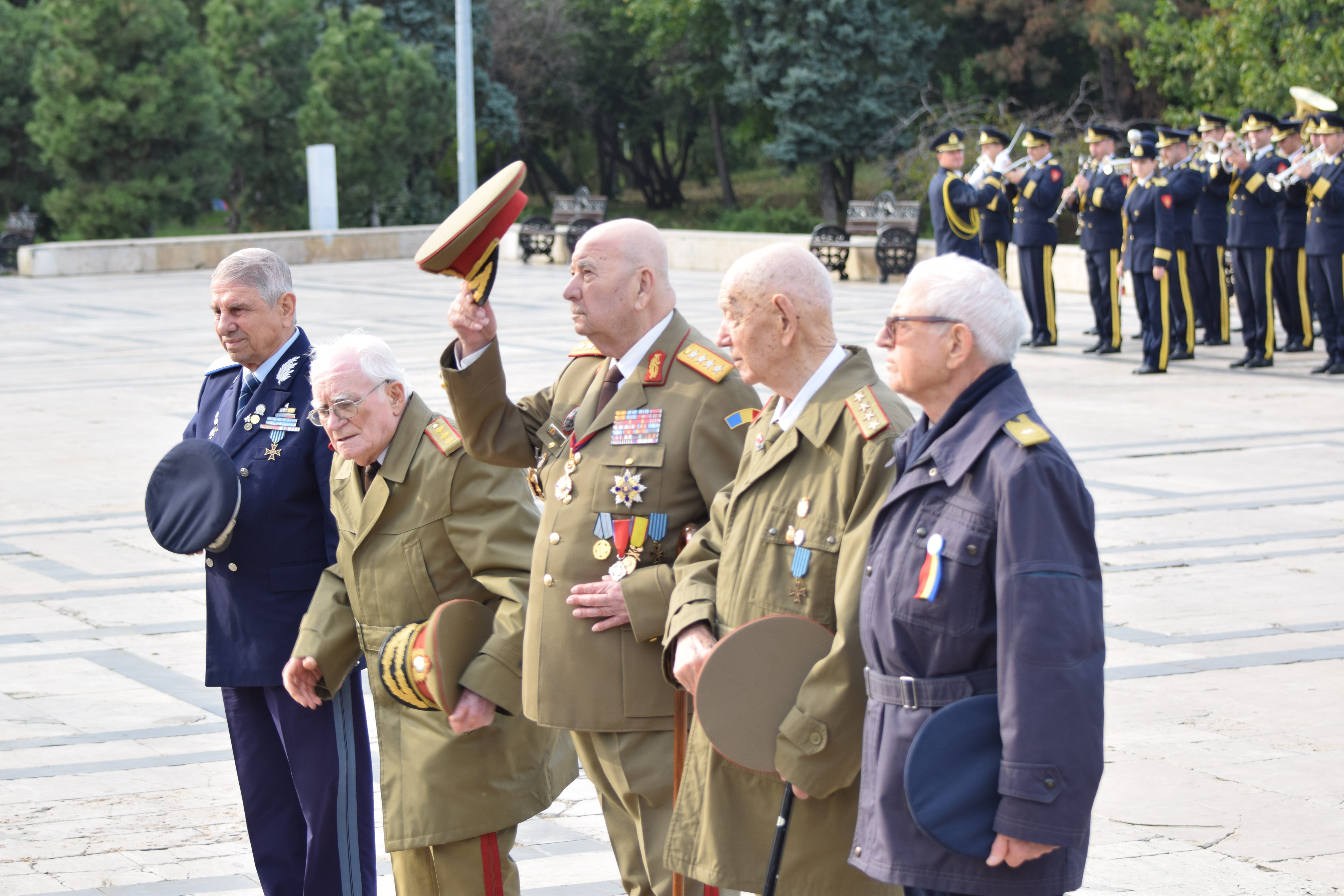 FOTO ŞI VIDEO | Cum a fost celebrată Ziua Armatei în Capitală. Cei mai importanți politicieni, la ceremoniile din Parcul Carol