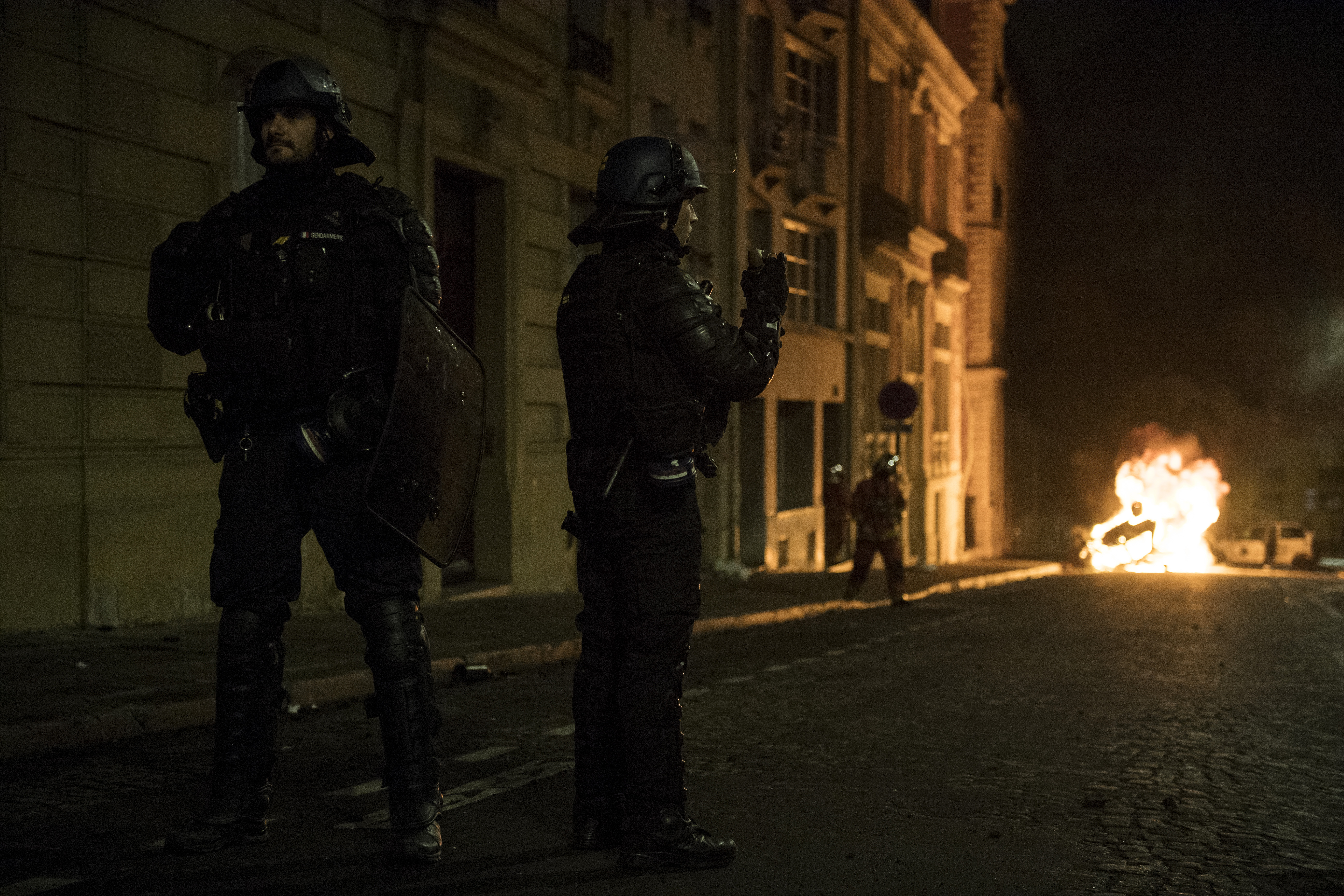 FOTO&VIDEO / Zi de foc în Franța! Violențe și confruntări, soldate cu aproximativ 1.400 de persoane reținute