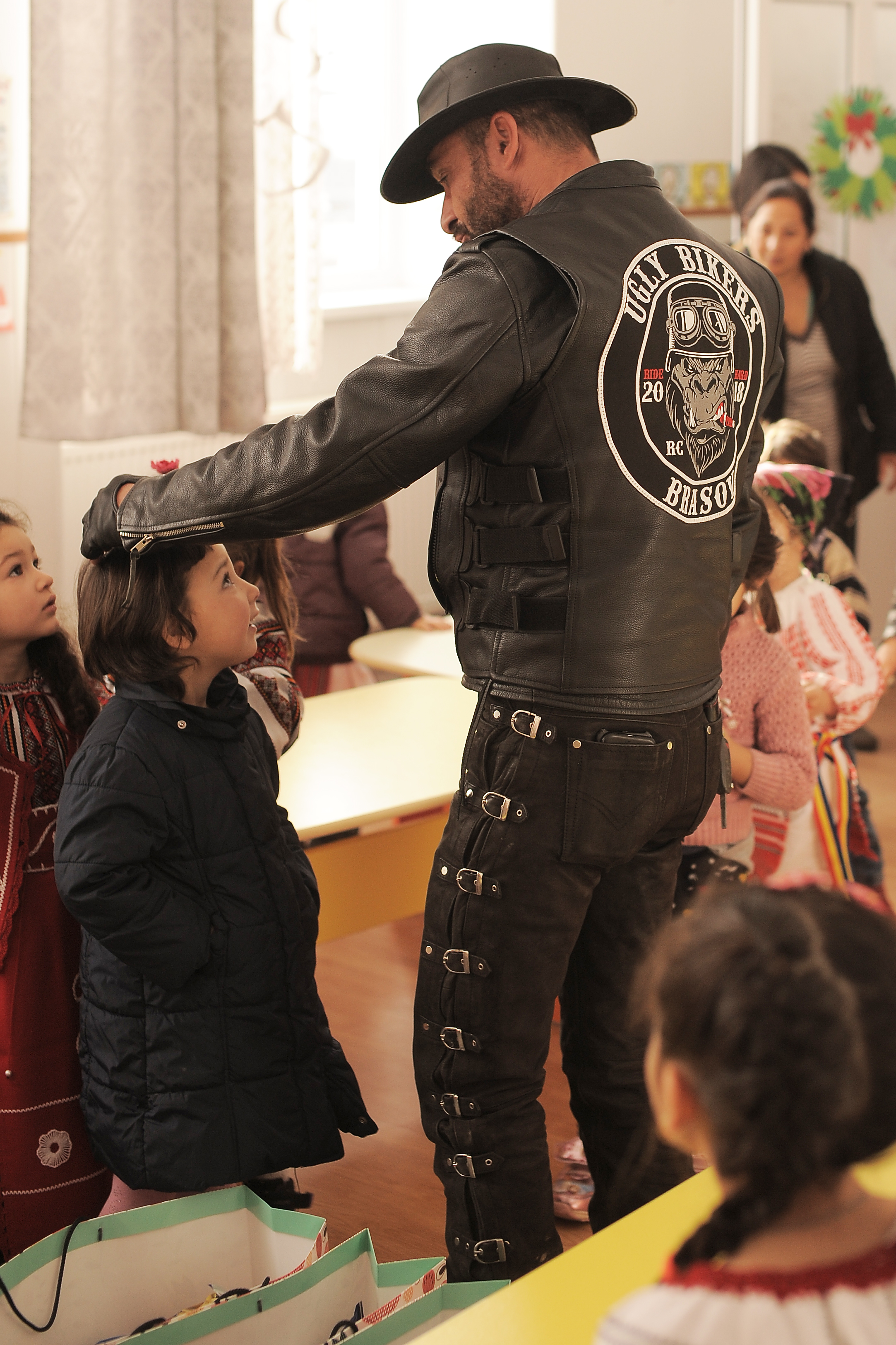 GALERIE FOTO/ Un club de motociclişti a donat calculatoare copiilor dintr-un sat braşovean. Copiii i-au așteptat pe "Ugly Bikers" în costume tradiționale
