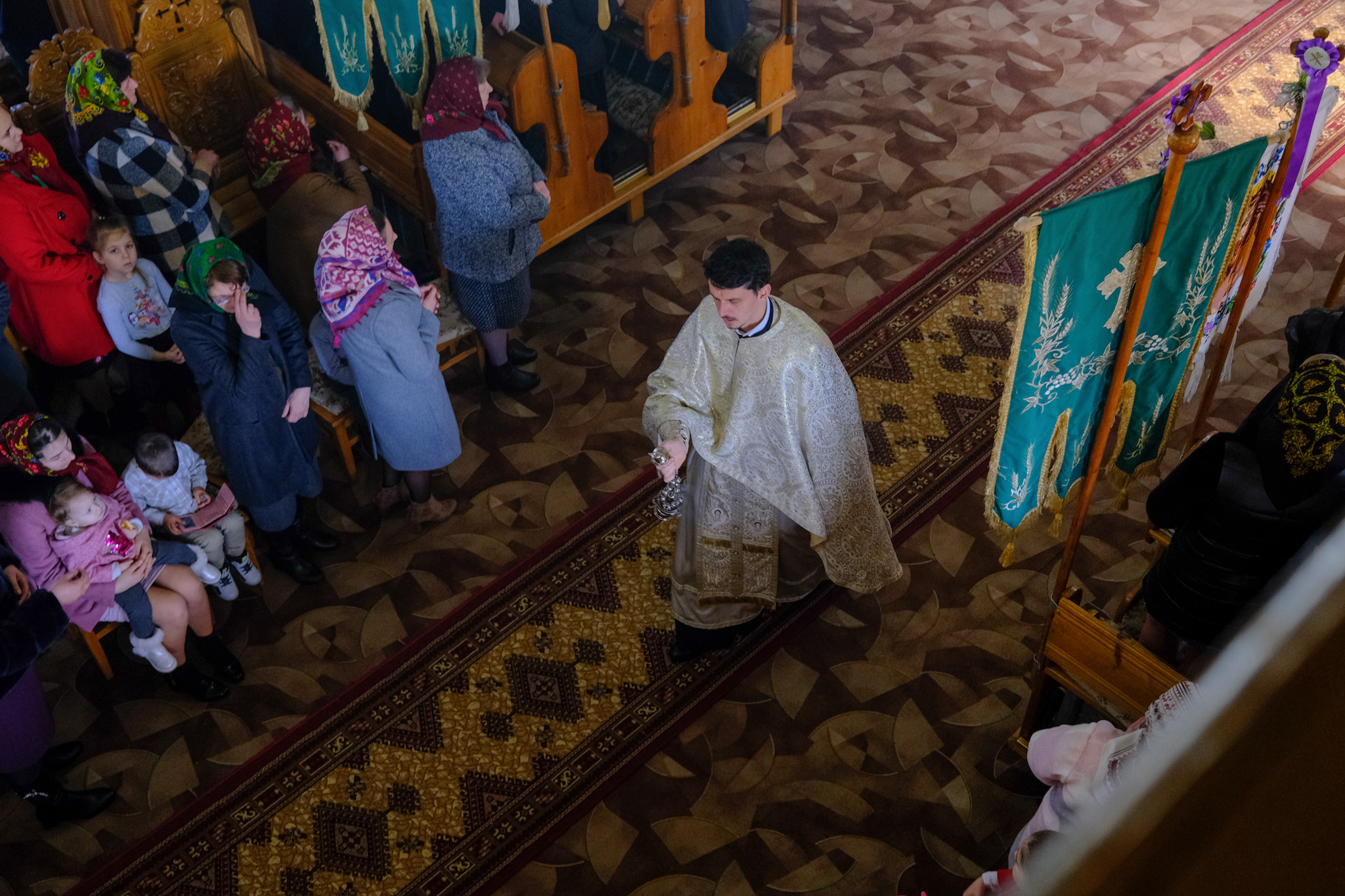 „Bunicii și tații noștri ne vorbeau despre război. Acum e rândul nostru să ne rugăm și să ne întoarcem către Dumnezeu”. Slujbă de duminică emoționantă în Maramureșul de graniță