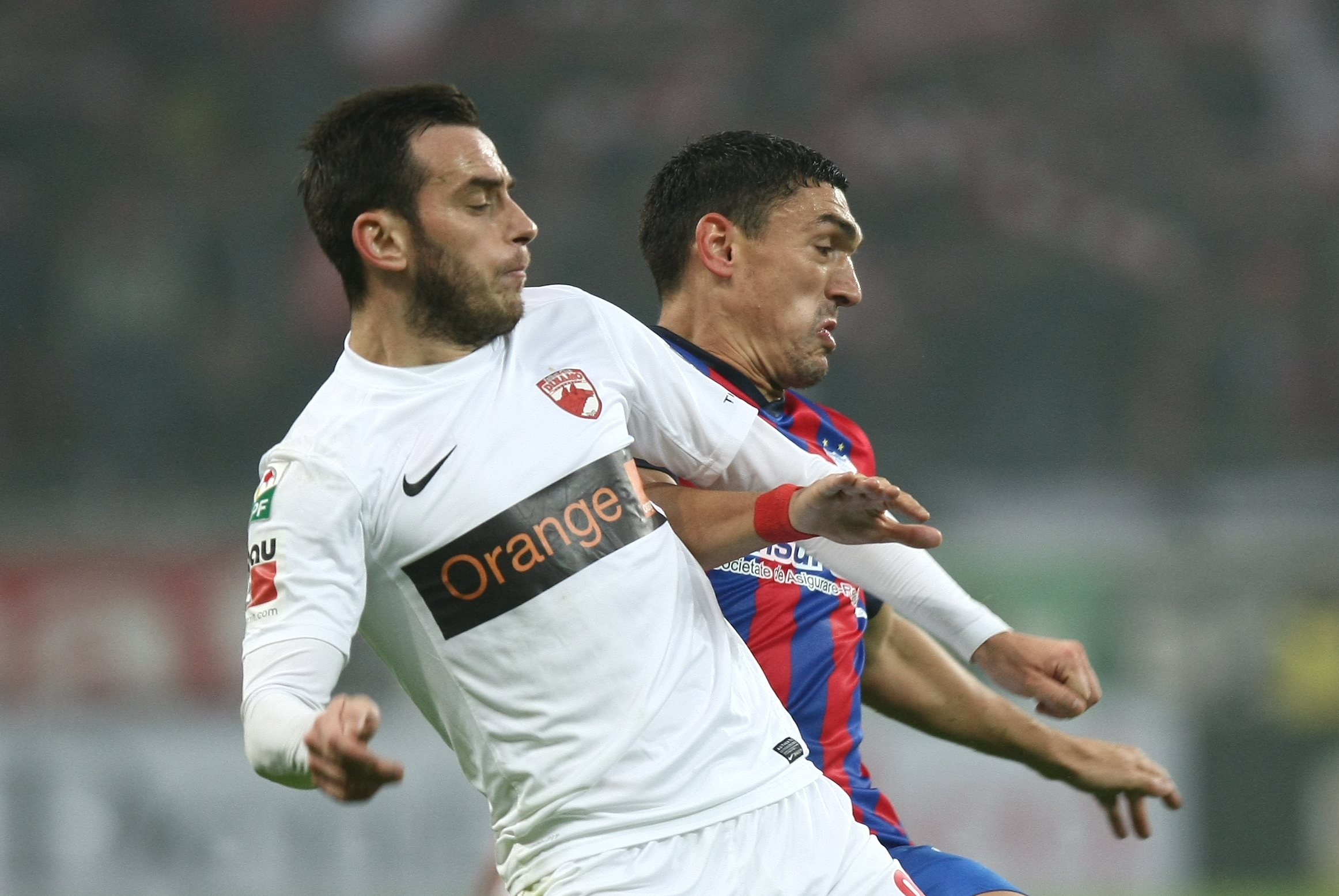 GALERIE FOTO&VIDEO/ DERBY-UL ROMÂNIEI, STEAUA - DINAMO 3-0. ^ Echipa din Ghencea i-a speriat pe ”câini” de Halloween! Szukala, Papp și Keșeru au înscris pentru roș-albaștri. Arlauskis și Bărboianu, loviți de petardele aruncate de suporteri. Băiatul lui Florentin Petre a debutat la Dinamo