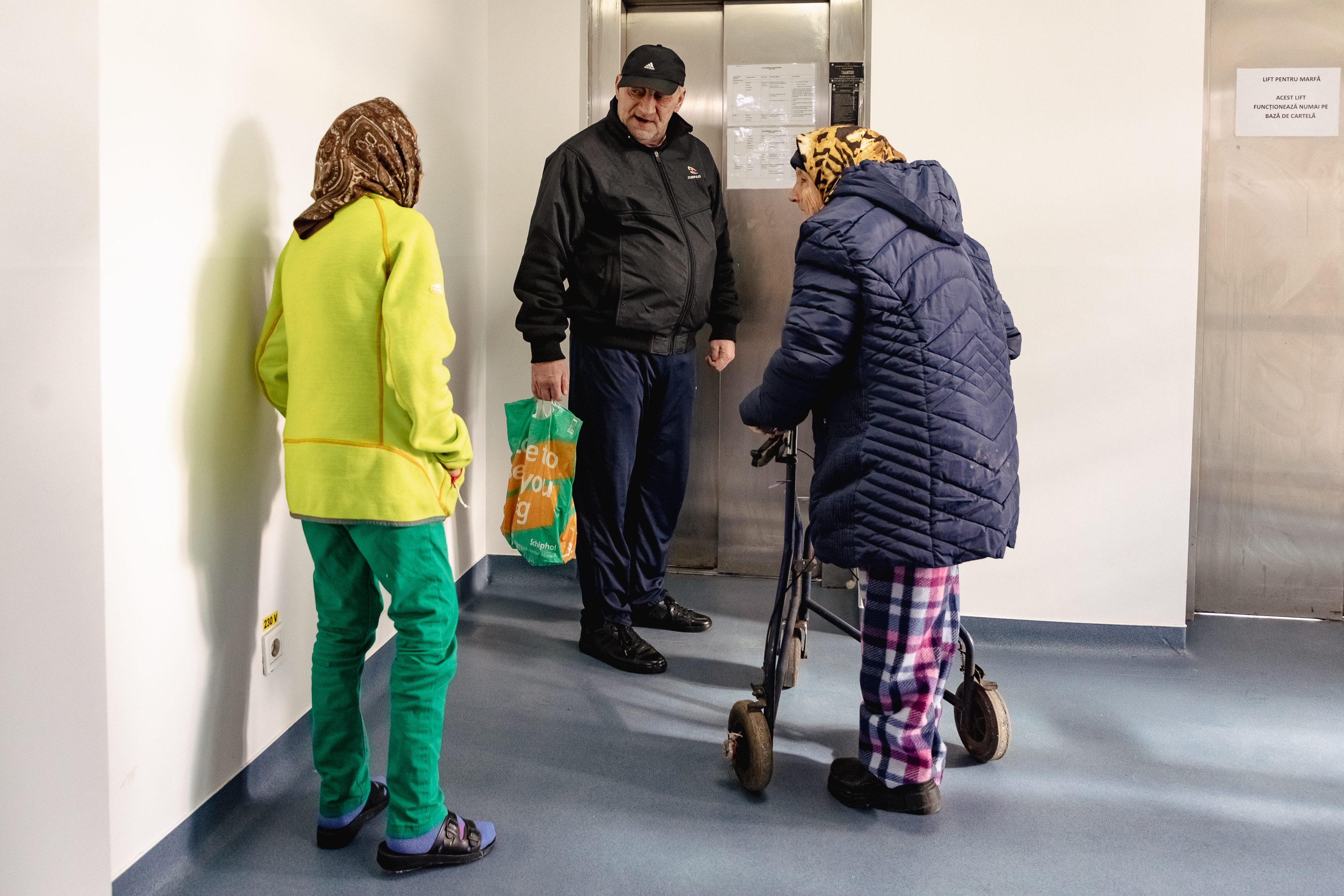 REPORTAJ. Cum e iarna în cel mai mare centru destinat oamenilor străzii din București pentru un pictor de icoane, un cinefil, un gropar și un inginer: „În momentul în care dai de dracul, și umbra te părăsește”