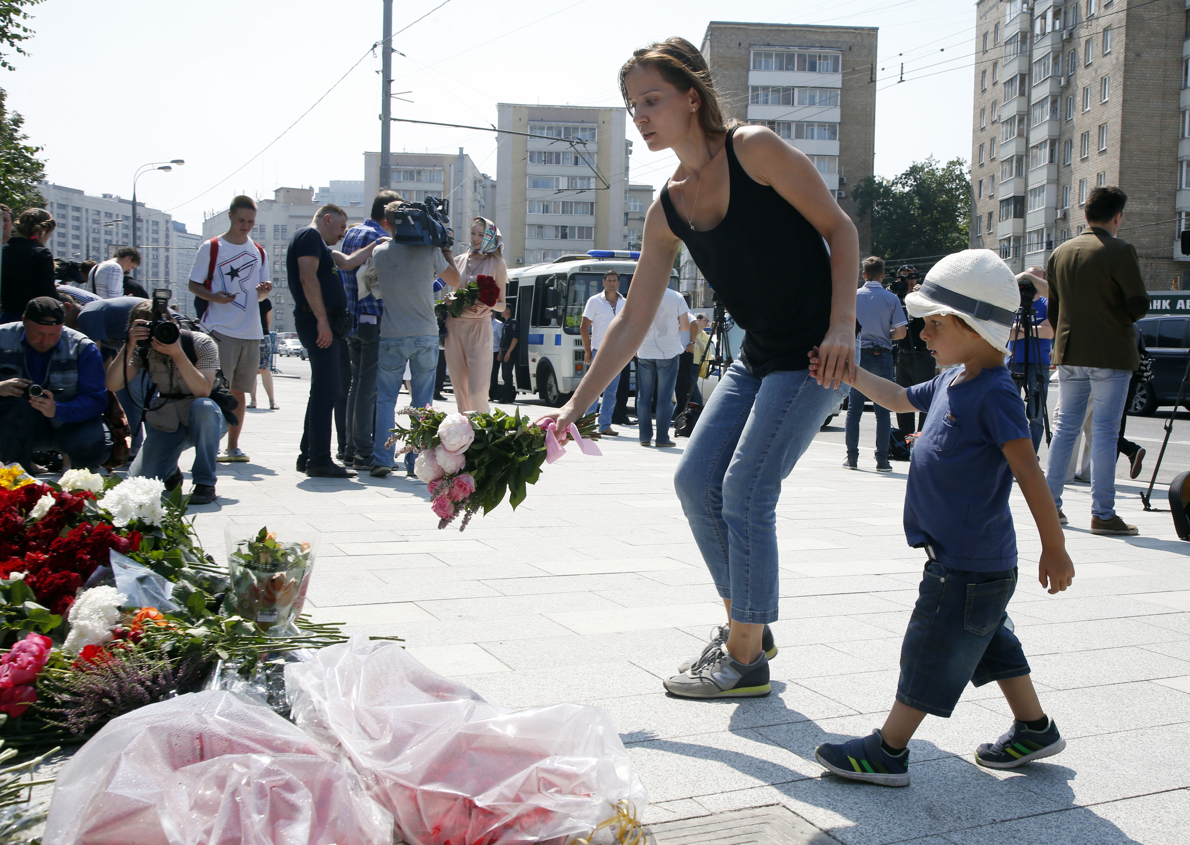ATENTAT NISA | 84 de morți,  peste 200 de răniți. Promenada, loc de pelerinaj pentru mii de francezi
