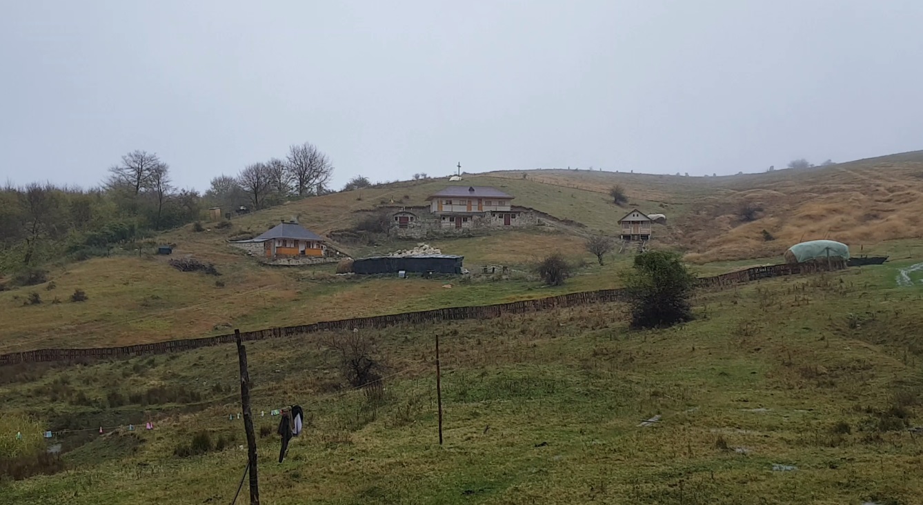 VIDEO | Patru bărbați, o femeie și copilul Decebal trăiesc în ”satul dacic”. Își spun ”frați”, n-au curent electric și nu poartă blugi