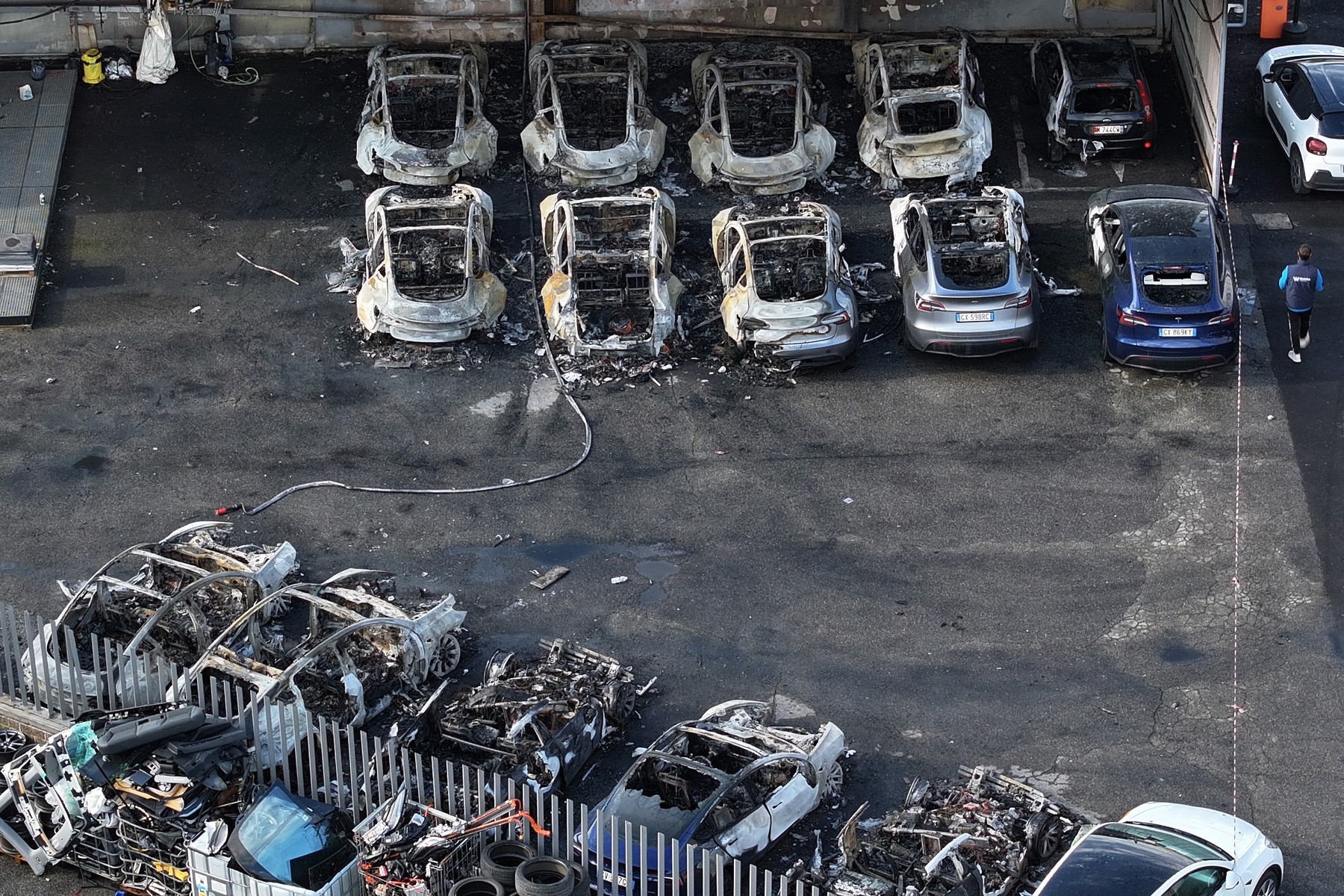 17 mașini Tesla au fost distruse într-un incendiu la Roma. Elon Musk acuză un „act de terorism”