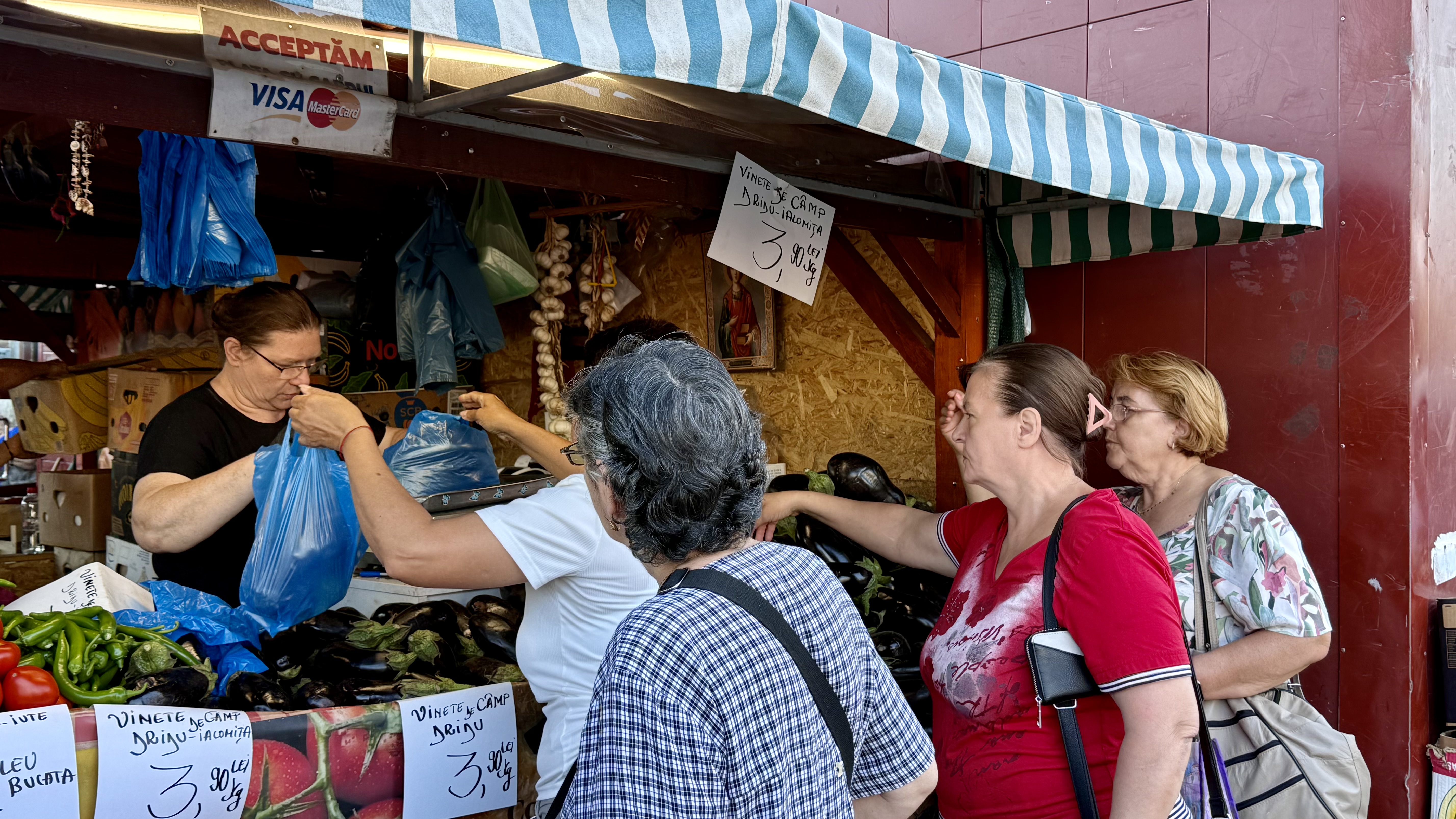 Cât costă kilogramul de vinete în piețe. Românii stau la cozi pentru salata preferată a verii